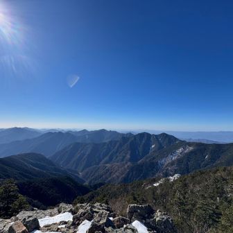 展望台から
右下のテカリ石へ下る