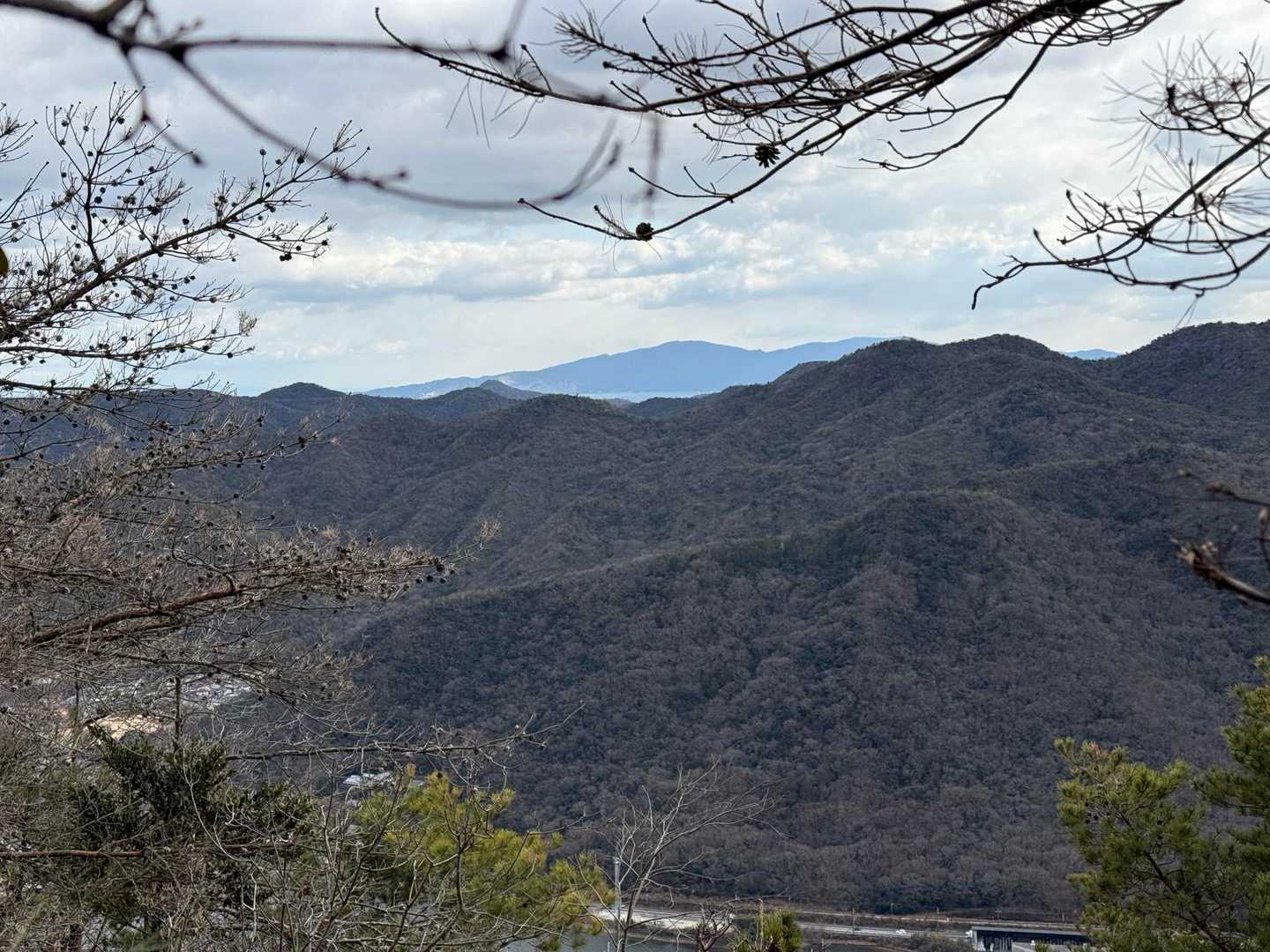 西大平山の向こうに小豆島