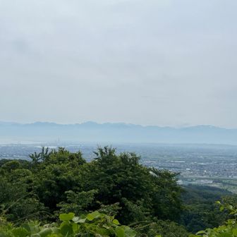 ここまで坂を漕ぎ漕ぎで汗だく💦
二上山で一休み😮‍💨
ドンヨリな空に立山連峰