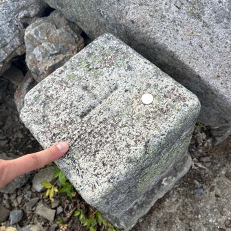 三角点にタッチ！