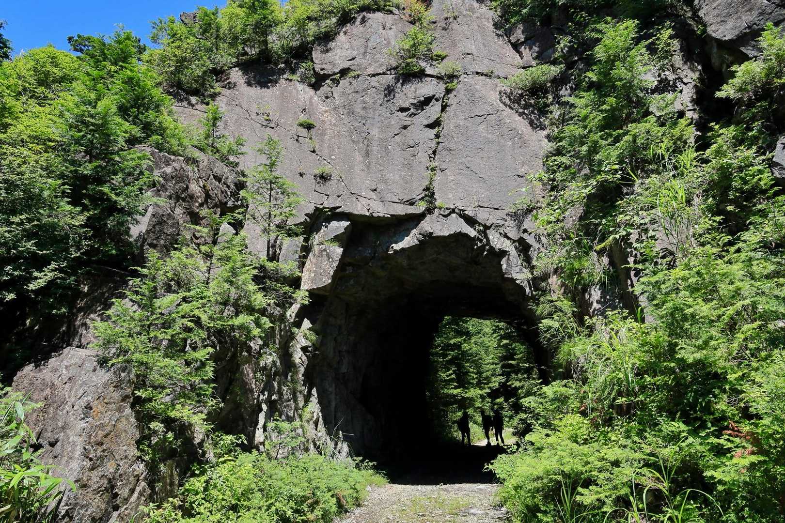 素掘りトンネル。