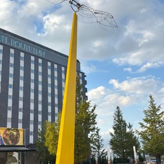 駅前の広場にあったモニュメント
後ろの建物はルートイン