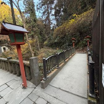 橋を渡って下山します