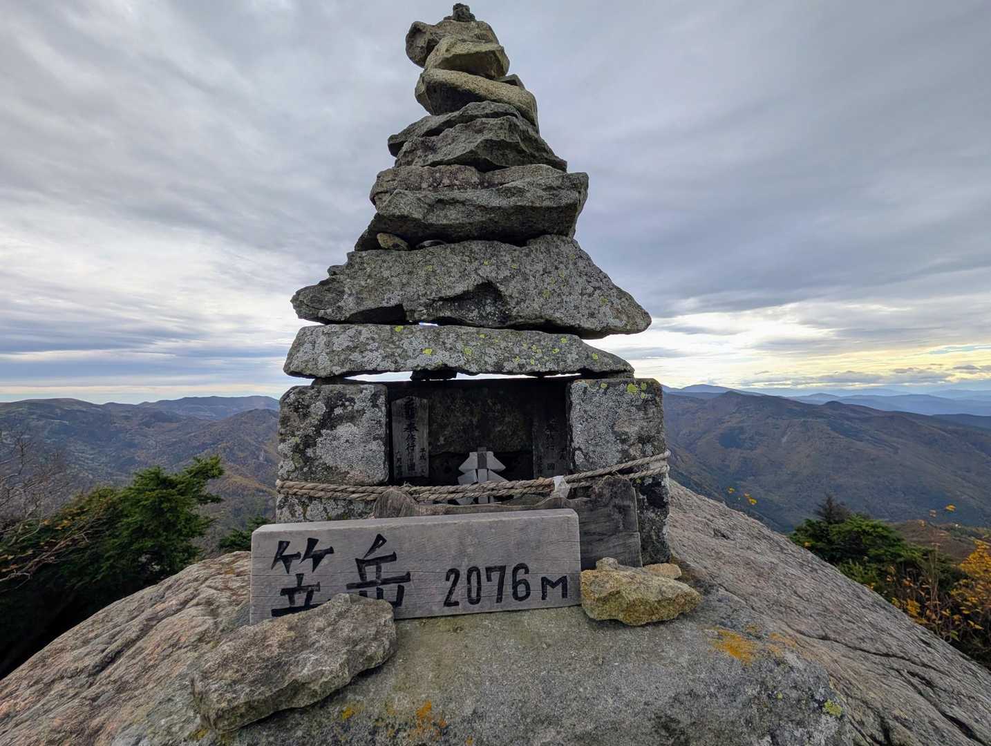 笠ヶ岳 | 往復1時間程度で日本三百名山に登頂。夏にはコケモモやシャクナゲもの写真