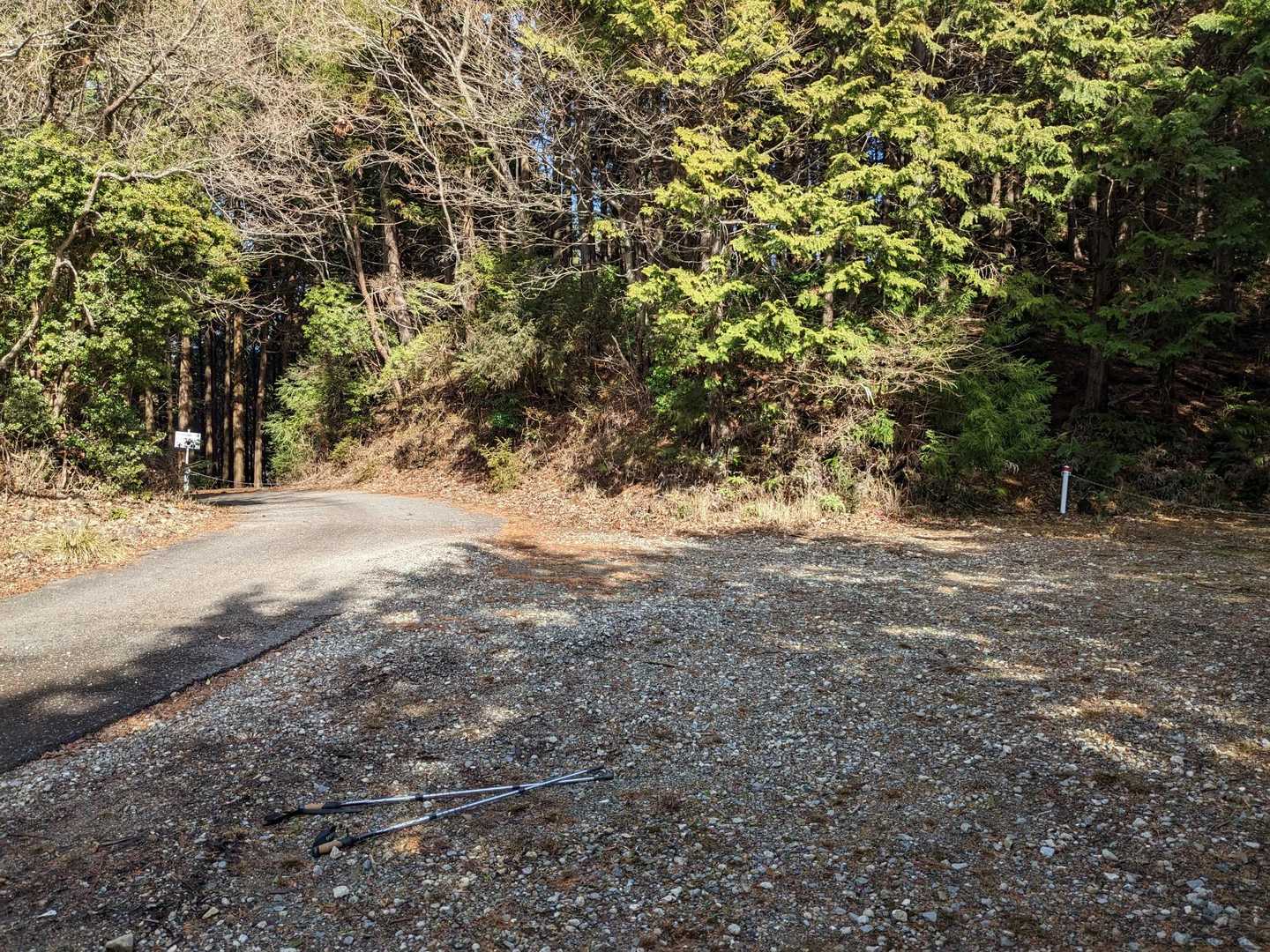 ここがポイント！
右にも左にも進入禁止の林道があり。正解は真ん中の尾根を登って行く！右側から入れます。