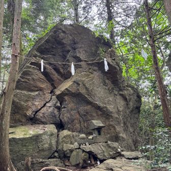 琴平神社の右横奥にある岩場に祀られた祠