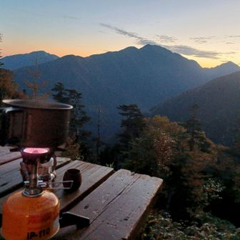 夕暮れの聖岳を眺めながらのお酒とティータイム🍷