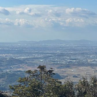 豊橋市内の向こうに、渥美半島の山山が霞んで見える。