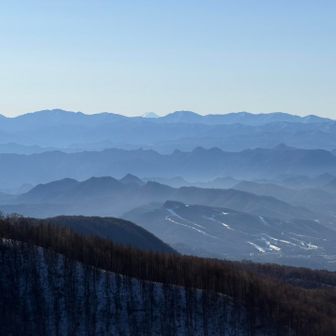 奥に富士山の上の部分
