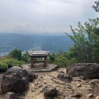 城山頂上。晴れていたらもっと遠くまで見れたかな