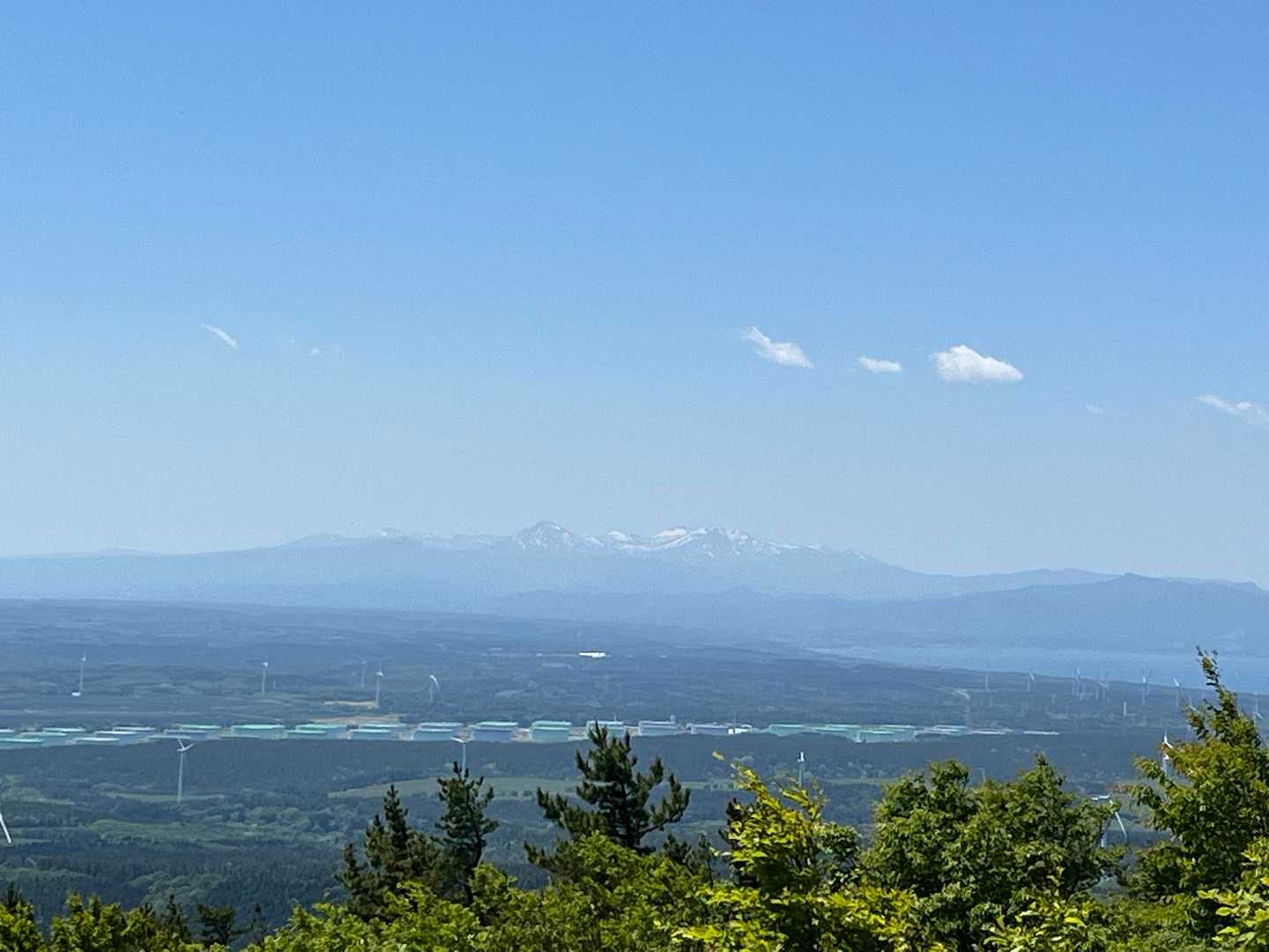 八甲田山と備蓄基地