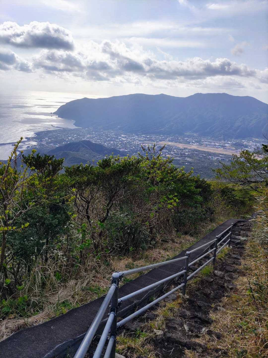 手すりが出てきた所で振り返ると…
八丈島市街と三原山⛰️
そしてキラキラ光る海が島感を盛り上げてくれます✨🌊✨