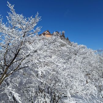 南岳から中岳に戻る途中、霧氷越しに上宮を望む。
