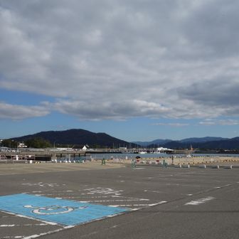 和歌浦漁港も人が少なくガランとしてました
防波堤でランチ