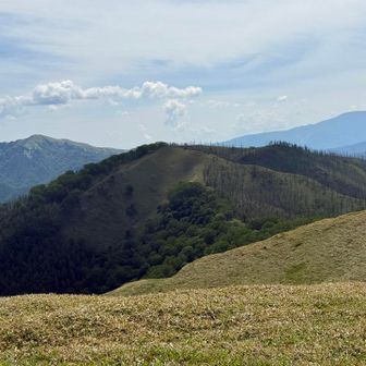 左奥に三峰山　手前が二ツ山　右奥が蓼科山かな