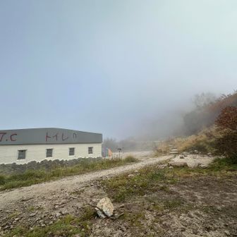 雲の中に入って早月小屋は真っ白
