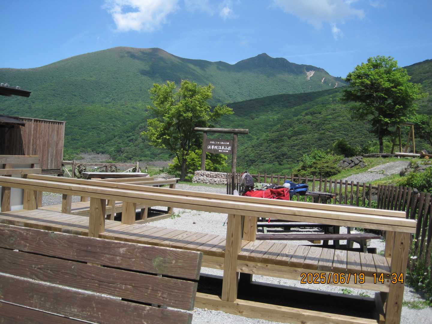 法華院山荘で一休み一休み。甘いジュースで疲れを癒す。