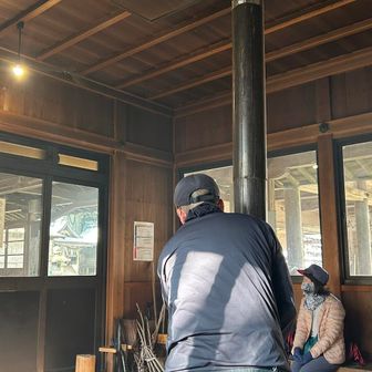 お札買って休憩所で昼飯。ちなみにこのおじさんはタカさんではない。
この休憩所の薪ストーブは緩く暖かいのですがちょっぴり火力が足りないため煙突が充分に熱せられず少し煙たい。