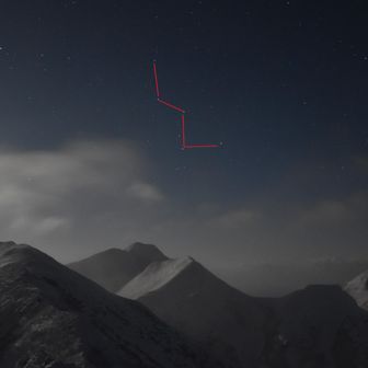 大昔に展示品セールで嬉々として購入した－30℃余裕対応のヴァランドレはかなり重いので今回は－13℃対応のモンベルシュラフで我慢する決意の年越し。。風が無い夜だったのは救い、吹かれていたら快眠はゆるされなかったろう。背中と爪先用のホカロンを就寝用・星空観賞用として2組持参したのも大いに助けとなったようで。。

2時にアラームが鳴りシュラフから顔を出すとまずハラハラと落ちる天井の霜に今冬初の苦笑。さて、本峰、顔を出したかしら？時々ごぉ～と風は唸りテントをバタつかせる程度の風なので山頂まで数分、カメラを抱えて歩いてみたら。。。どうやら今日の風向き、山頂は巻いて吹くようでこれなら耐えられそうである。月光に浮き上がる本峰～東斜里岳。本峰上空にカシオペアの「W」。