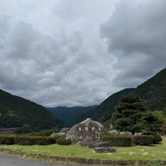 ダムの上を歩いて、登山口へ。バイクがたくさん停まってました。