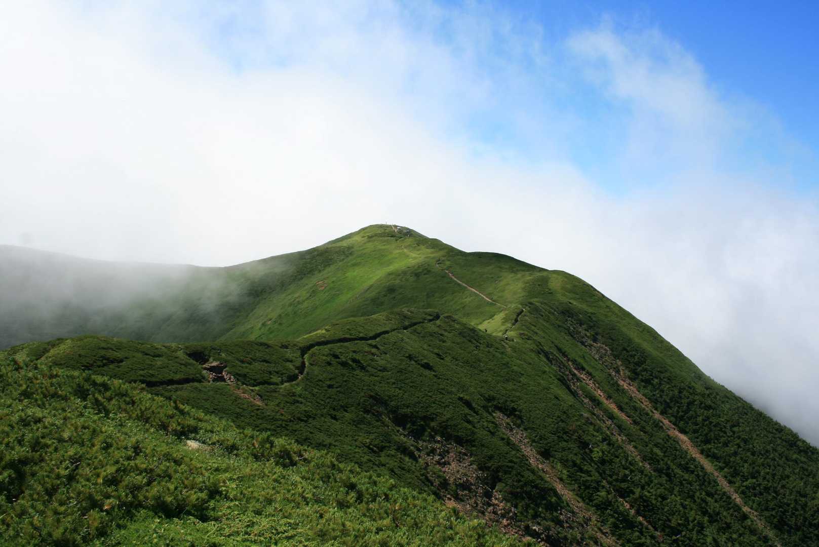 そして向こうに見えるのが別山山頂。
あとはこの稜線を歩いていくだけ。