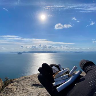 今日は思ったより少な目…
もうどなたか拾ってくれたのか…
初日の出拝みに来てタバコを捨てる…お陰で徳を積む事ができました😄