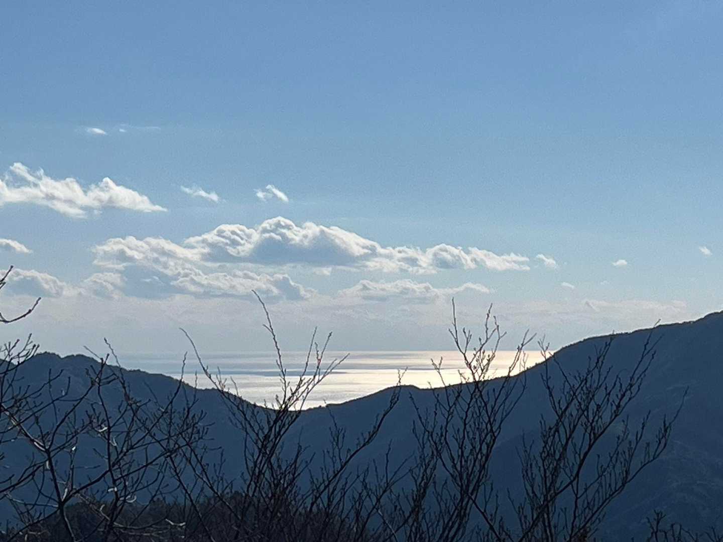遠く、熊野灘？の海が光ってる〜