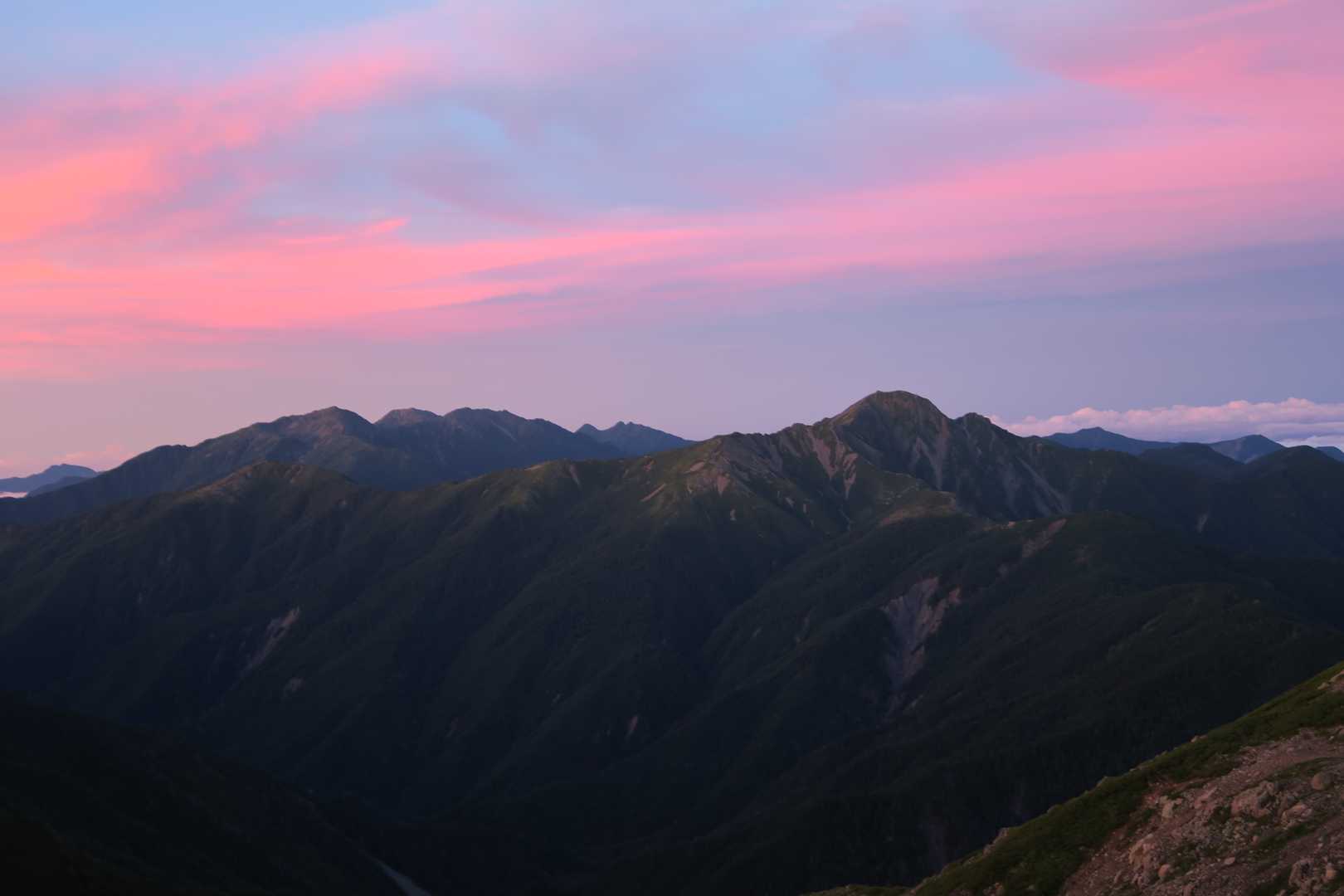 西農鳥岳から南側を見たところ。
右側が塩見岳で、左には荒川三山や赤石岳が見える。