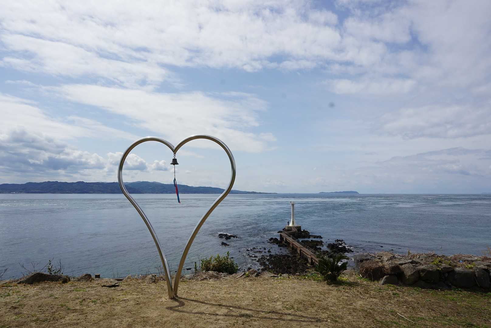 瀬詰崎灯台に到着
さっきの地元の方達が沢山いて子供達は鐘を鳴らしまくり😄