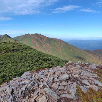 比麻奈山に到着。看板無し