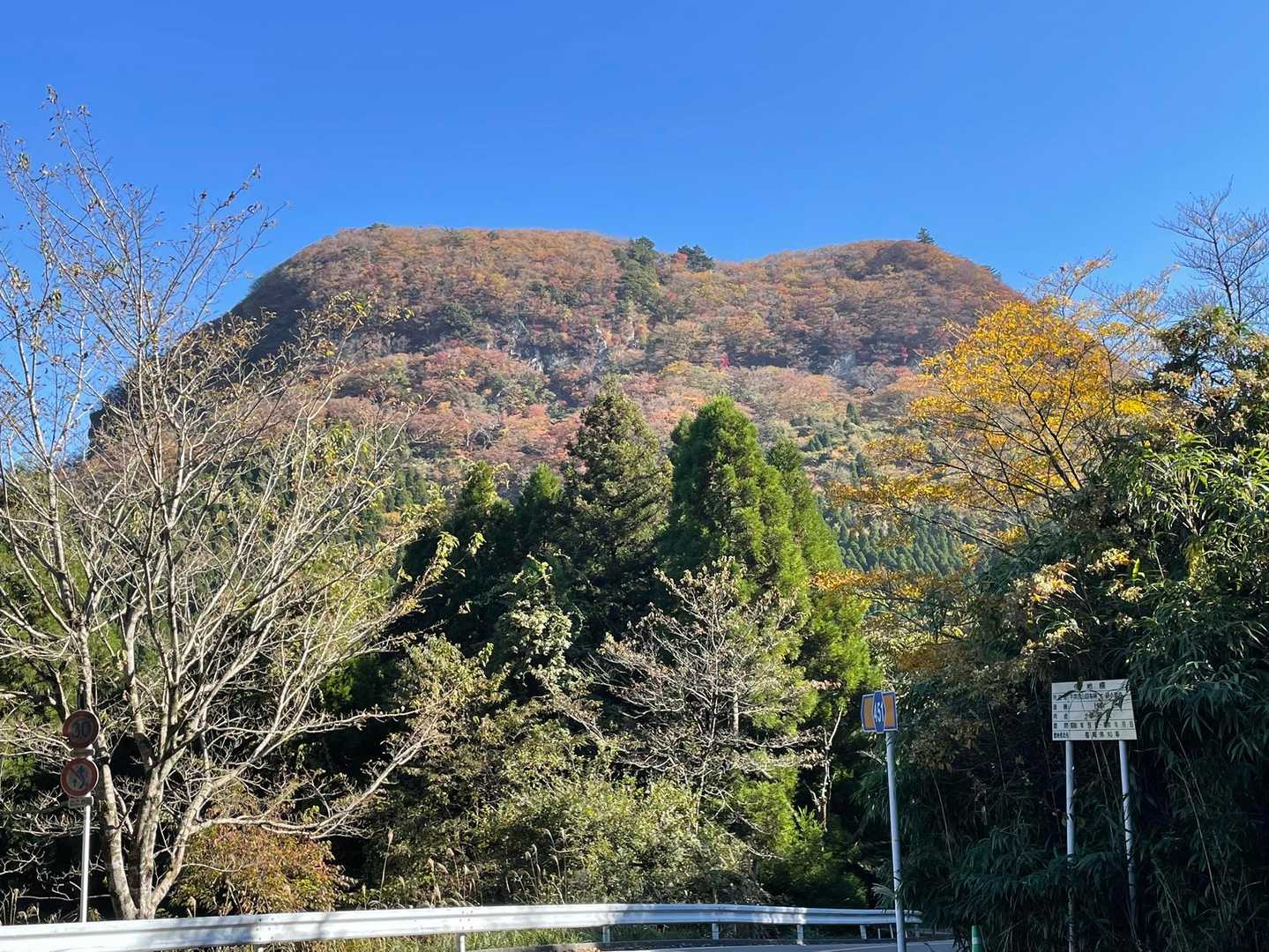 裏英彦山⛰️から登ります🫡
途中の鷹ノ巣山⛰️も綺麗に色づいてました🍁