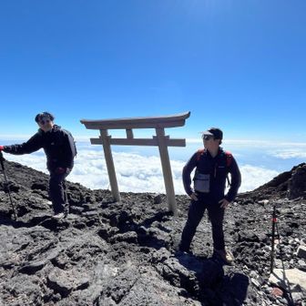 富士宮ルートの山頂到着。結構お疲れだったけど表情は死んでいなかった。おめでとう！