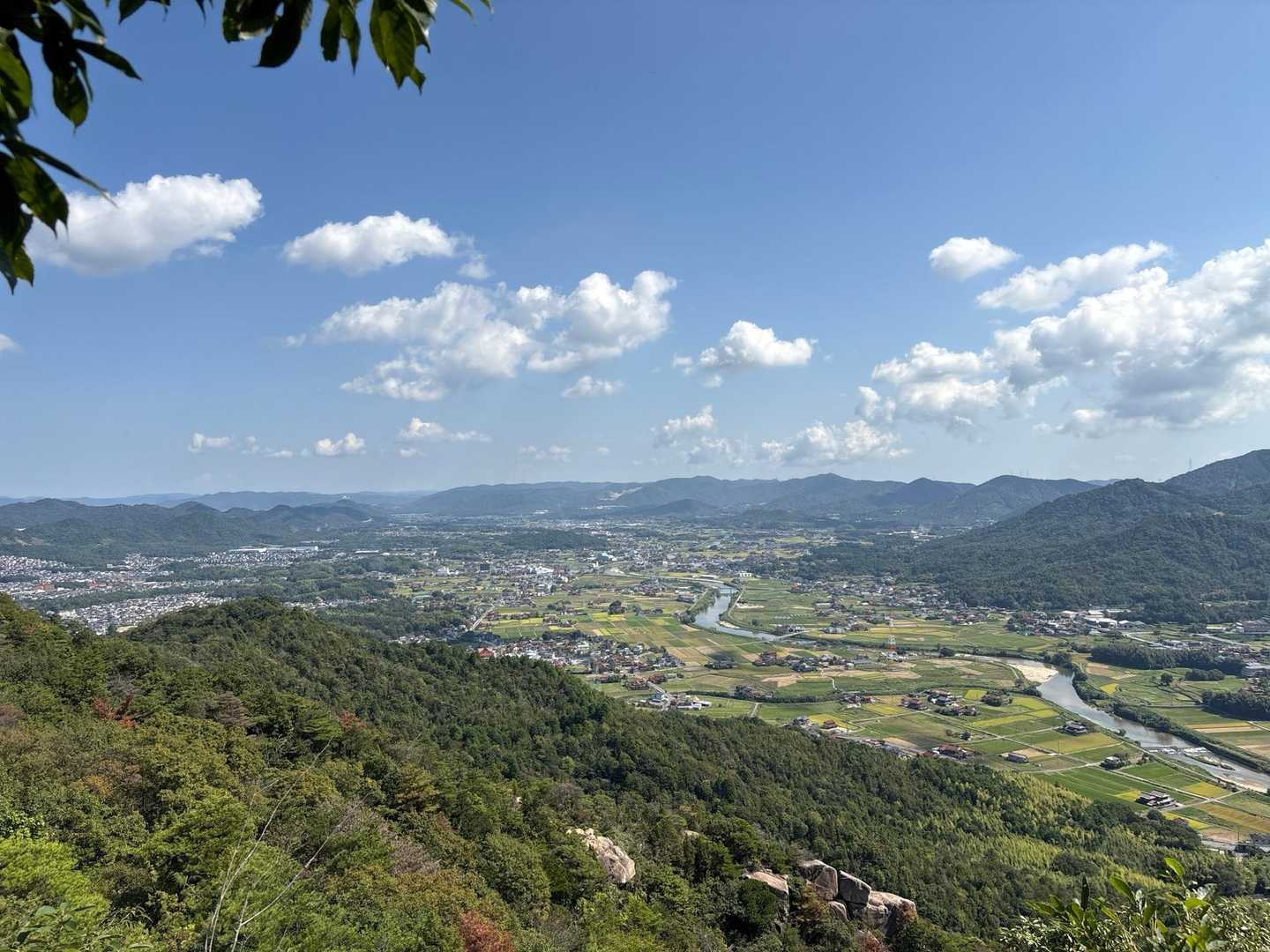 黒瀬の町並み
今日の山行で、1番のお気に入りの景色。

展望岩がすぐ下に見えます。
（行けると思っていませんでした。予習不足）