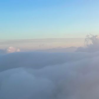 奥にうっすらとんがってる山あるの分かるかな？
あれをですね
「あ！富士山だ！！！！」
とでかい声で叫んだバカは私です🤣🤣🤣

すかさず福井県兄さんが
「さすがに富士山は見えないと思う」
と言われてここが福島（新潟）だということを思い出す🤣
長野県紳士は笑ってくれました😂😂😂
ありがとう🤣🤣🤣
救われました🤣🤣🤣