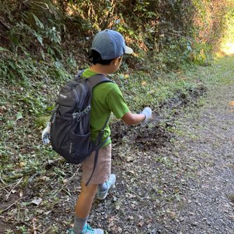 つつじヶ丘から東筑波ハイキングコースに入る。
ハイキングコースの入口で旧知の山友さんに会う。
コースの初めは林道。若干の下り。のんびりと歩き始めます。