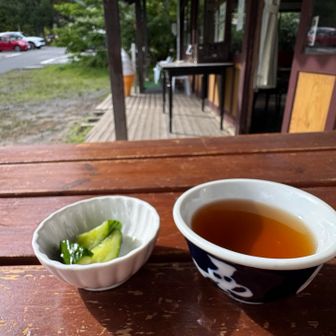 順番が逆ですが、次に戸隠蕎麦を。
これは待っている間にお通しみたいに出してもらったキュウリの漬物と麦茶