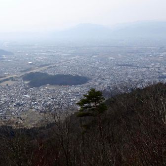 眼下に臥竜山が見えます