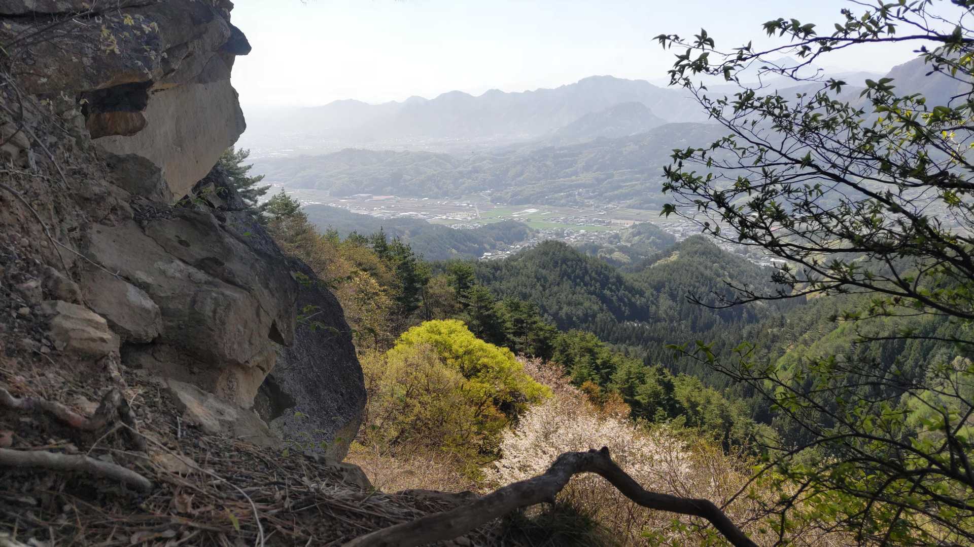 仏岩から眼下を眺める。山頂までもう少し💦