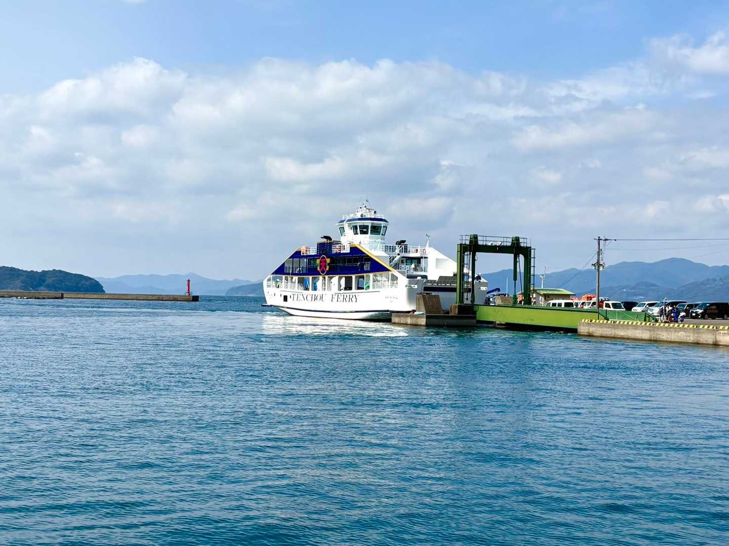 このフェリーが一本前の長島行きと知らず、２０分ほど眺めるバカです😅
出航後、長島に向かう航跡で慌てて初めて遅れてることを知る(￣∇￣)
今日も平和です🙄