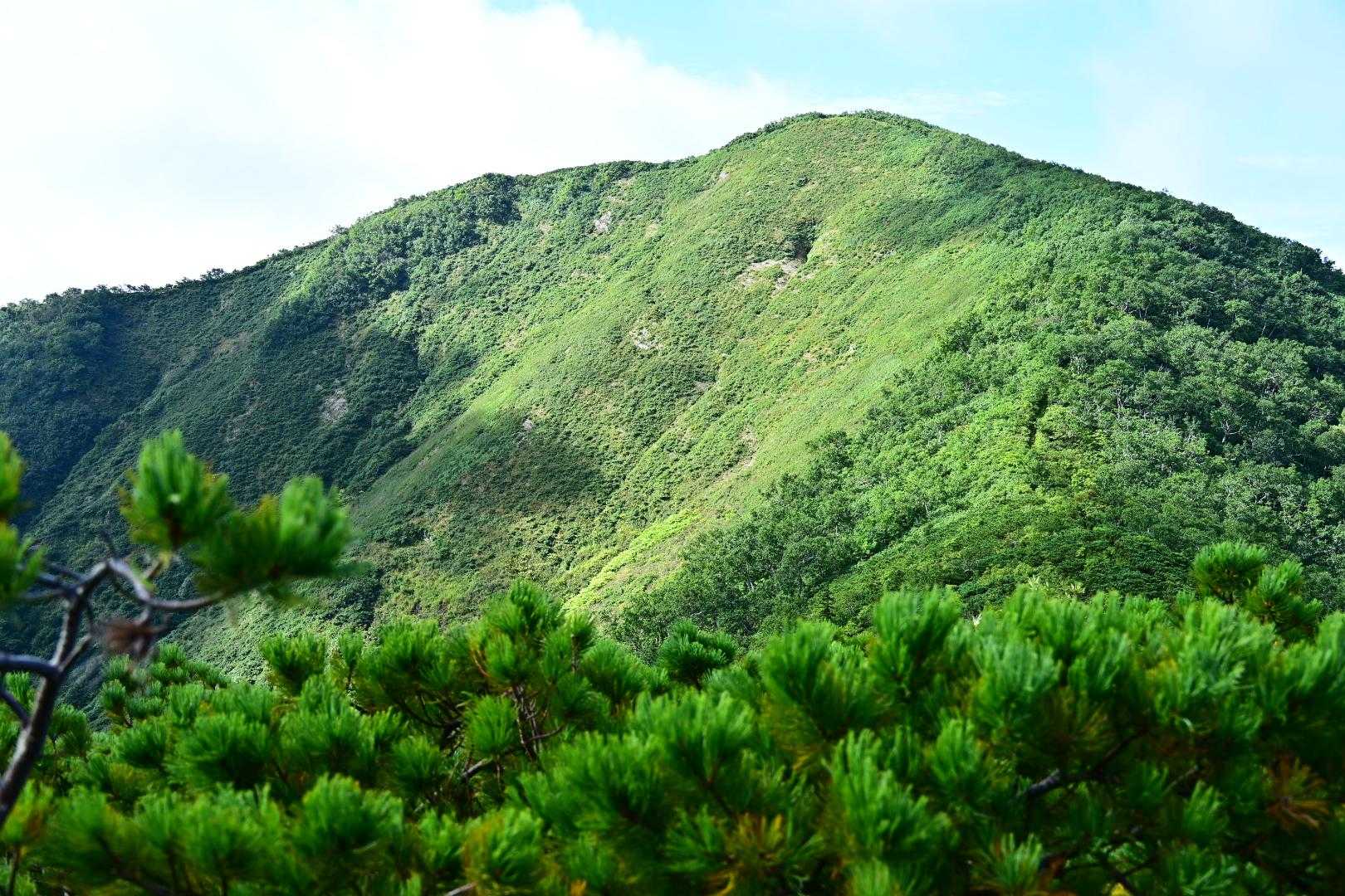 小ピークからウェンシリ山頂の眺め