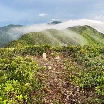 栂海新道の最初のピークの黒岩山。
栂海新道の長さを感じ始めます。