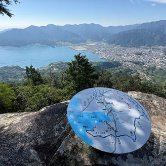 天狗倉山。
山頂はこの後にある大岩で、梯子で上がっていきます。