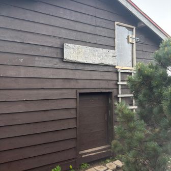 避難小屋。