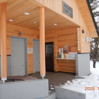 登山口トイレは冬期休業中。雪どけを待ちましょう。
お疲れ山でした🎅