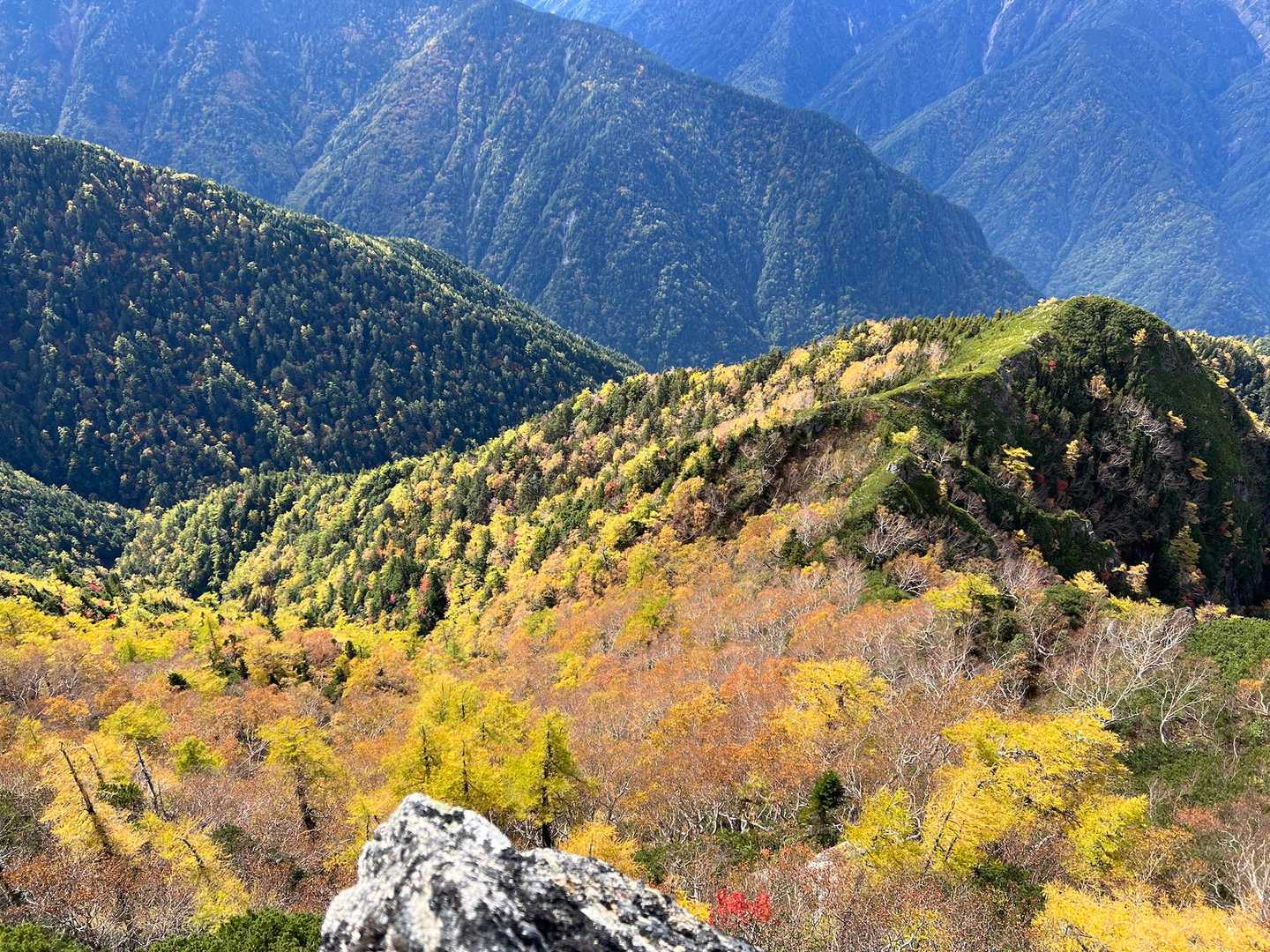 さぁ下山始めるもバッテリーが壊れてて充電出来ず💦 残りも20%切ってて写真もなしで下山しました😮‍💨
