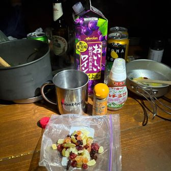 ホットワイン。ドライフル－ツ、ハチミツ、シナモンパウダーを入れます。
フォロワーさんに教えて貰ったレシピです