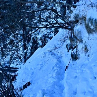 核心部をなんとか通って　振り返る
雪が緩くて　ずり落ちそうでした
一歩一歩　踏んで　大丈夫か確認しながら
進みました😅