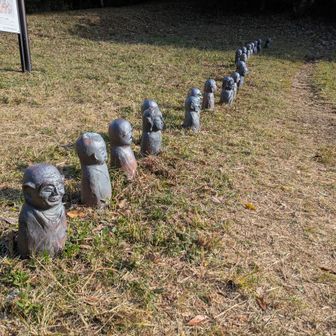 こんな可愛らしいミニチュアのお地蔵さんが…