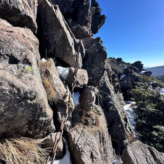 雪が積もった岩々ゾーンを抜けて、崖っぷちのカニの横ばいを鎖を掴みながら登って…