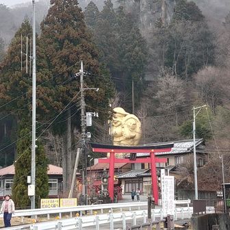 ここからスタート。見えてるのは中之嶽神社の黄金大黒様。